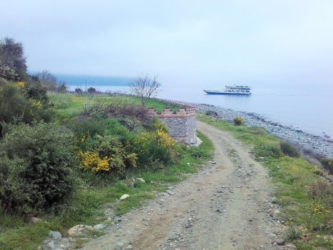 Корабль с паломниками у побережья Афона