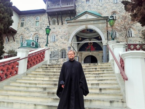 Вход в русский Свято-Пантелеимонов монастырь на Афоне