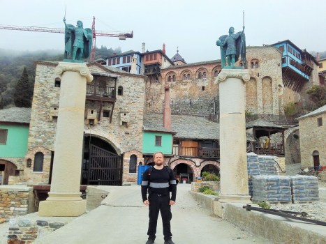 Ангельская стража у входа в монастырь Дохиар с пристани