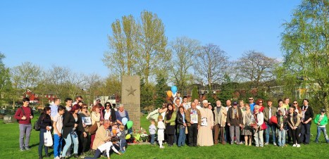 Соотечественники у братской могилы советских солдат в Тронхейме