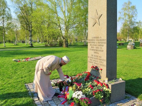 Возложение цветов к памятнику павших военнопленных