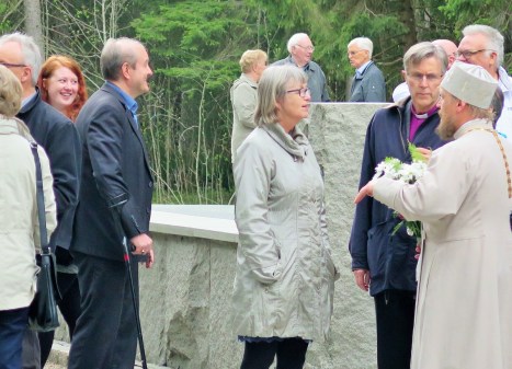 Общение с епископом Норвежской Церкви в Тронхейме после официальной церемонии в Фалстаде 