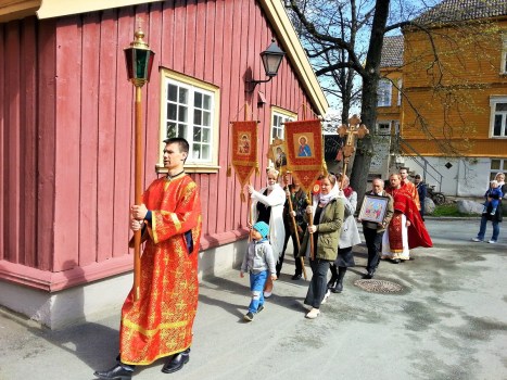 Крестный ход с пасхальными песнопениями