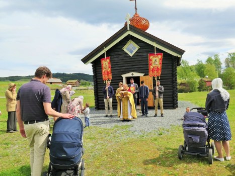 Чтение Евангелия на праздничном крестном ходе 