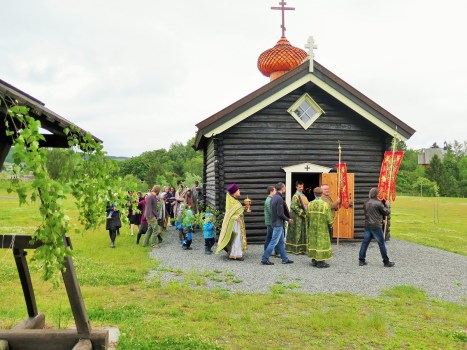 Крестный ход у стен православного храма