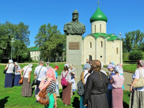 Храм Преображения Господня и памятник св.Александру Невскому в Переславле-Залесском