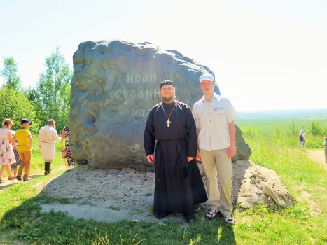 У камня-памятника Ивану Сусанину у знаменитых болот