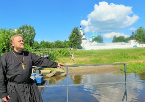 На речной пристани Толгского монастыря