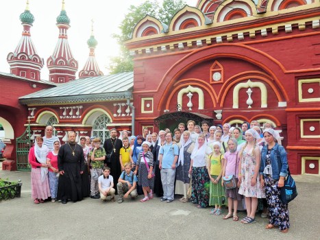 Паломники после богослужения в храме Воскресения Христова в Костроме