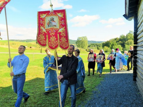 Крестный ход с иконами