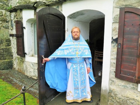 Вход в каменную крепостную часовню