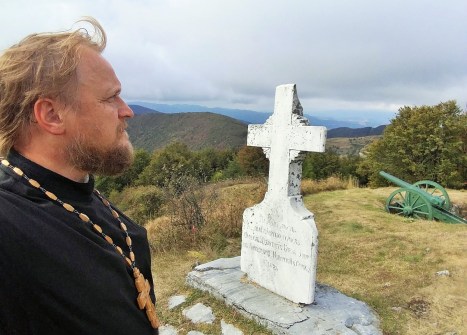 У одного из памятных крестов на Шипкинском перевале 