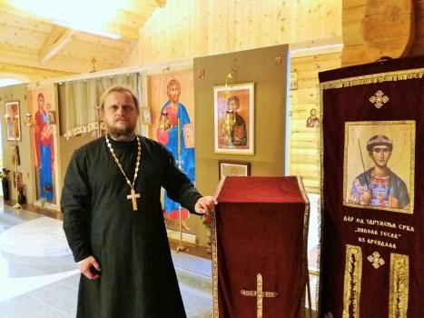 В новопостроенном храме у хоругви с иконой святого Димитрия Солунского