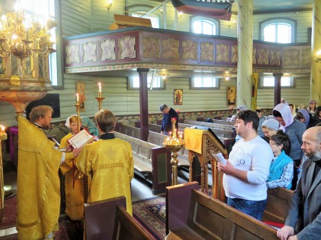 Чтение Евангелия на церковно-славянском языке