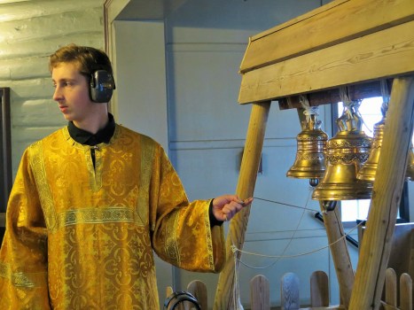 Приходской звонарь Ваня у храмовой колоколенки на праздник