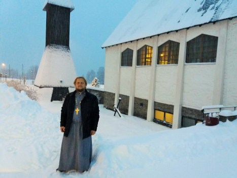 У заснеженного храма после богослужения в Нарвике