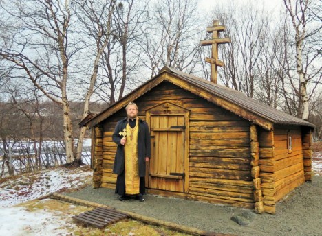 У часовни святого Трифона на севере Норвегии в Нейдене