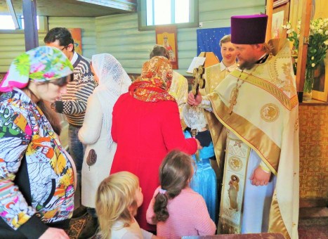 Целование Креста по окончании Литургии