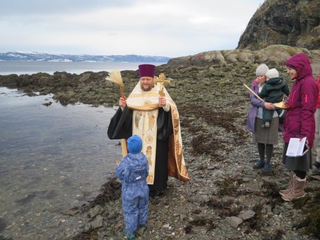 Окропление молящихся освященной водой Норвежского моря