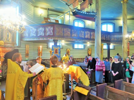 Чтение настоятелем Святого Евангелия