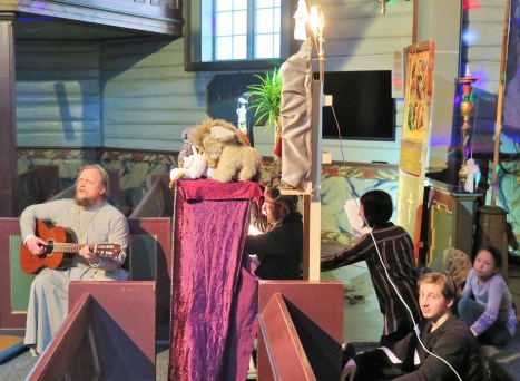 Участники праздничной постановки для детей