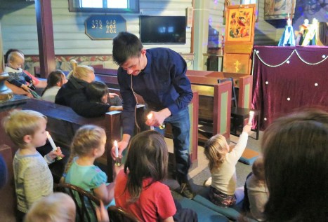 Интерактив: раздача свечек-огоньков детворе